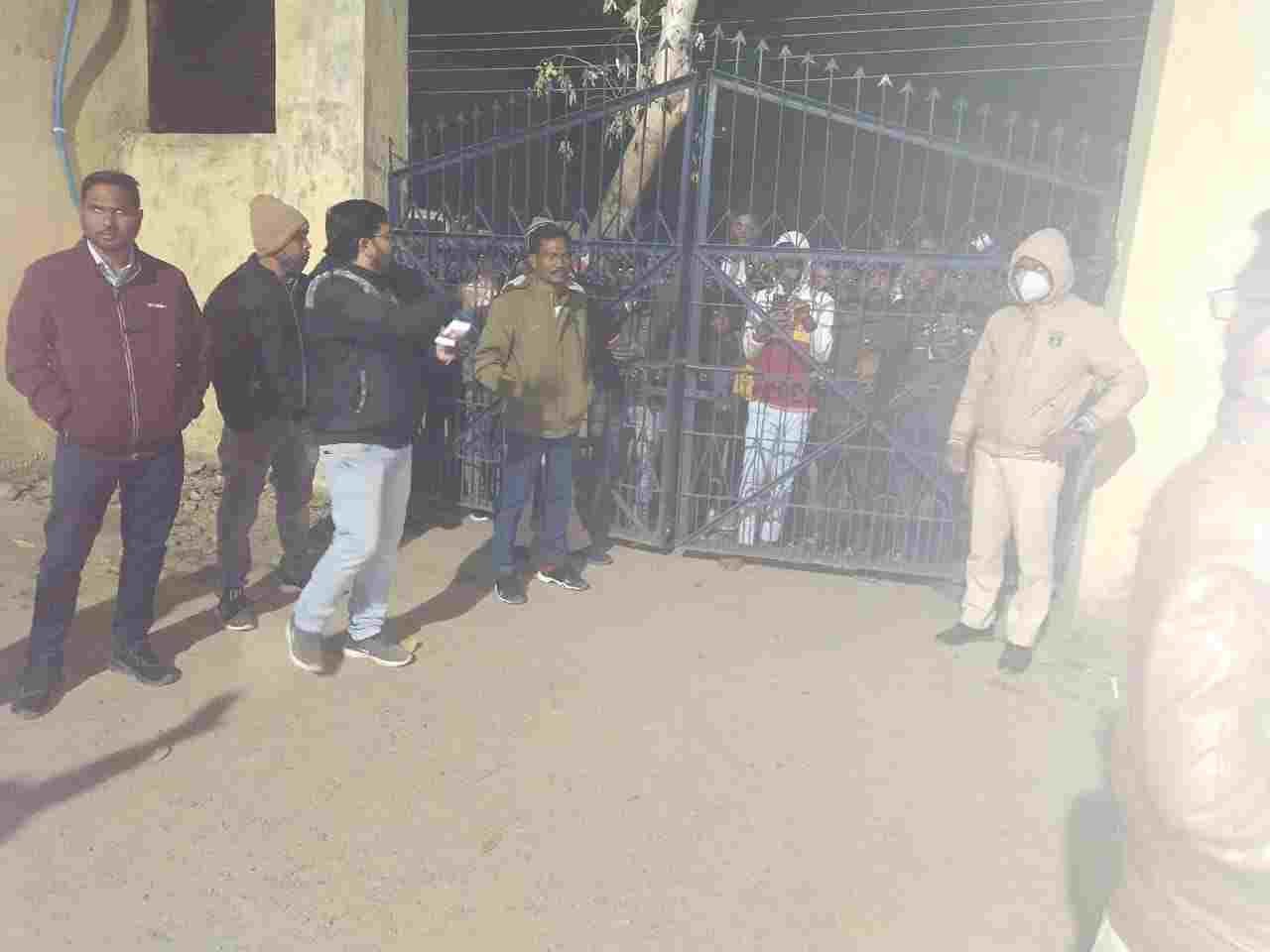 *बिग ब्रेकिंग:–सड़क दुर्घटना में ट्रक के चपेट में आने से बाइक सवार की मौके पर मौत, एक गंभीर घायल, कार्यवाही को लेकर थाने पहुंचे आक्रोशित ग्रामीण, ट्रक चालक गिरफ्तार, जांच में जुटी पुलिस, नगर वासियों ने कहा सड़क में गड्डे खोद कर विभाग ने.............* 1 IMG 20211214 WA0037