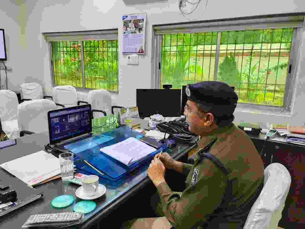 *कानून व्यवस्था बनाने बनी अन्तर्राजिय रणनीति, पुलिस अधीक्षक जशपुर श्री विजय अग्रवाल (भा.पु.से.) अन्तर्राज्यीय बॉर्डर मीटिंग में ऑनलाईन सम्मिलि हुये,ऑनलाईन मीटिंग में पड़ोसी राज्य ओड़िसा के जिला सुंदरगढ़, झारसुगुड़ा, बरगढ़, नुआपाड़ा एवं छत्तीसगढ़ राज्य के जिला रायगढ़ एवं महासमुंद के पुलिस अधीक्षकगण शामिल हुये, इन अपराधों व मुद्दों पर बनी रणनीति....पढ़िये पूरी खबर.....* 1 IMG 20211215 WA0039