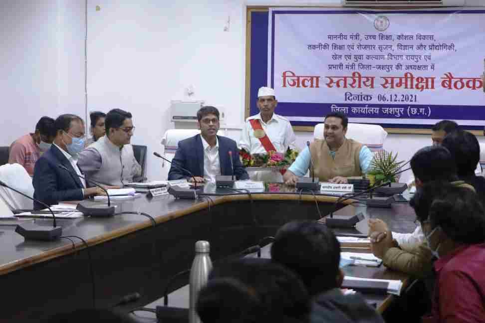 *विद्युत विभाग के अधिकारी को पावर ट्रांसफार्मर मरम्मत कार्य के लिए टीम गठित करें,पात्र सभी लोगों का राशन कार्ड बनाने के निर्देश दिए हैं, जिले के प्रभारी मंत्री ने जिला स्तरीय अधिकारियों की समीक्षा बैठक ली, आश्रम-छात्रावास, जर्जर स्कूल भवनों की भी बदलेगी तस्वीर........* 1 Photo no 01