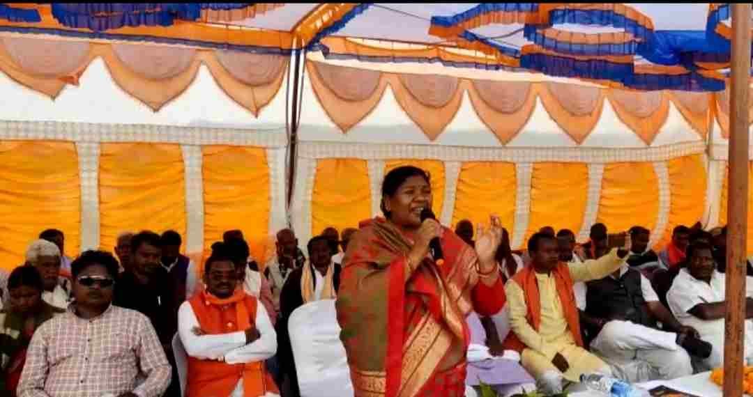 *विधायक जशपुर पर जमकर बरसीं यह महिला नेत्री...लगा दीं गम्भीर आरोपों की झड़ी.... कहा दिल्ली के पढ़े लिखे विधायक ग्रामीणों का करते हैं अपमान,उनके माता पिता....देखिये वीडियो* 1 IMG 20220302 101243