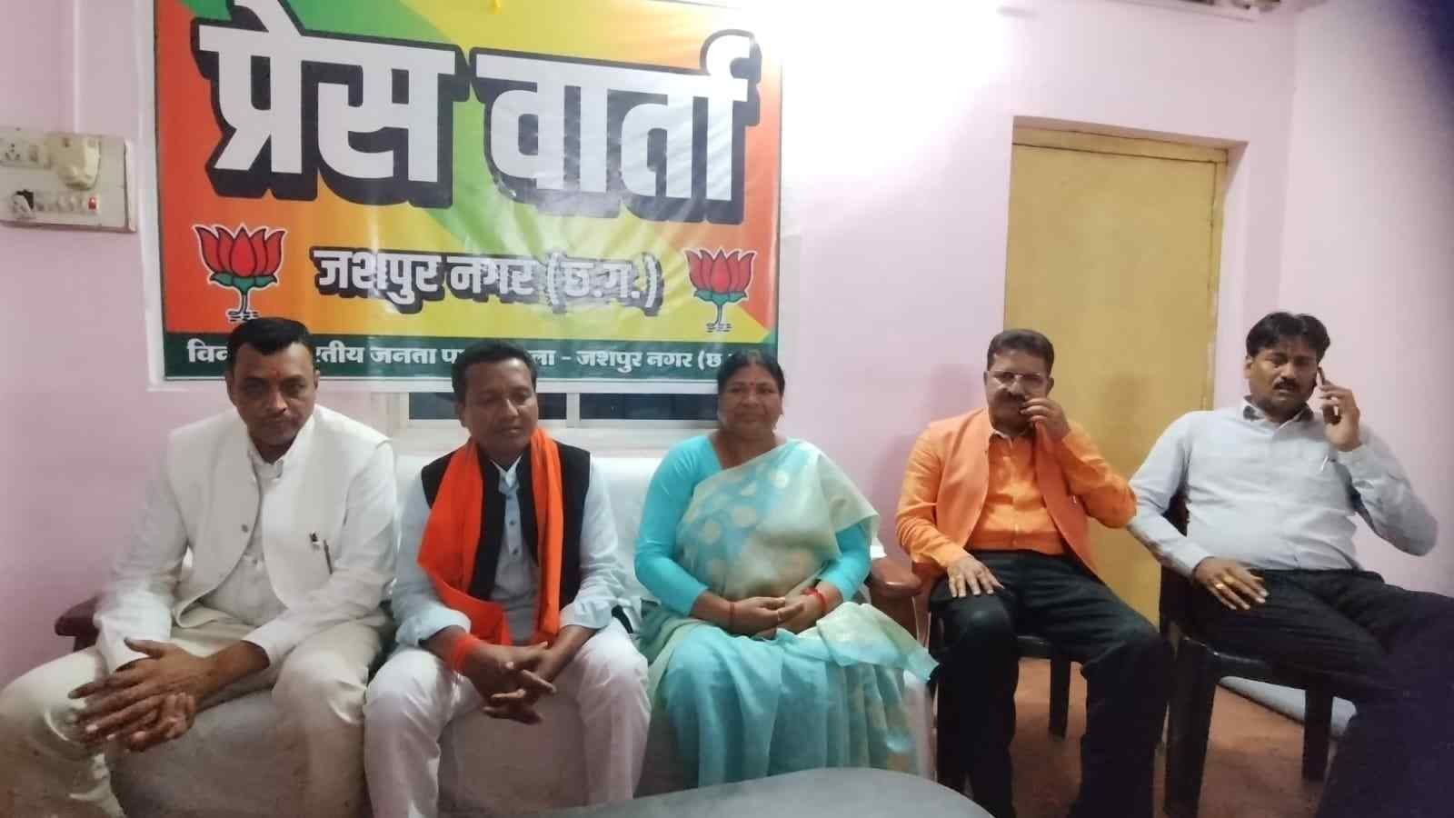 *विधायक रायमुनी भगत ने कहा लोकसभा चुनाव में ऐतिहासिक जीत दिलाने भाजपा का हर कार्यकर्ता संकल्पबद्ध,वहीं लोकसभा प्रत्यासी राधेश्याम राठिया ने कहा लोकसभा चुनाव में विकास के मुद्दे को लेकर जनता से मांगेंगे वोट..* 1 IMG 20240319 WA0089