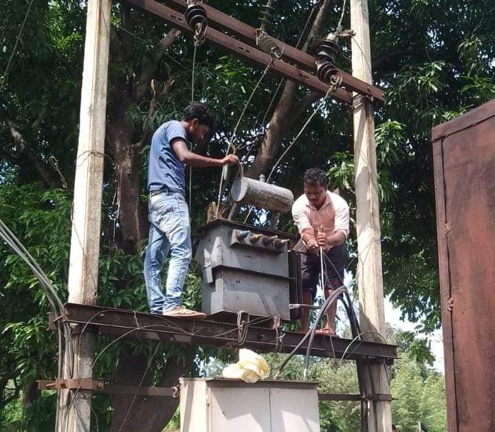 *सीएम कैंप कार्यालय के निर्देश पर ग्रामीणों को मिली अंधेरे से मुक्ति, लगा नया ट्रांसफार्मर, ट्रांसफार्मर खराब होने से गांव डूबा था अंधेरे में...* 1 IMG 20240719 WA0002