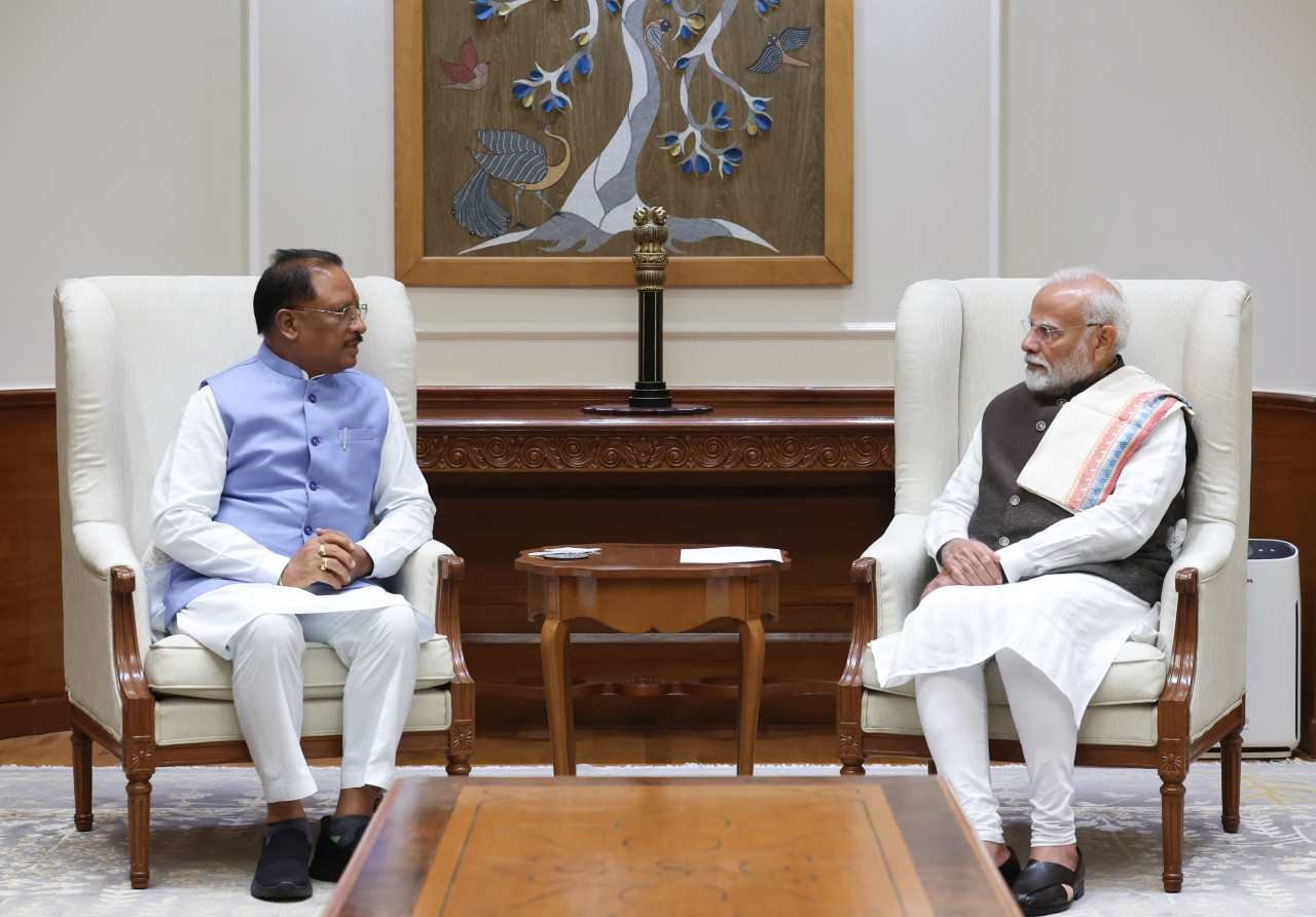*हमारा प्रयास नक्सली गोली की भाषा छोड़कर आत्मसमर्पण करें और मुख्यधारा में जुड़ें: मुख्यमंत्री श्री विष्णु देव साय, प्रधानमंत्री श्री नरेन्द्र मोदी से मिलकर उन्हें गुजरात के मुख्यमंत्री और प्रधानमंत्री के रूप में 23 वर्ष पूरा करने पर दी बधाई...* 1 1728312621 4edd26f29bb813eec32c