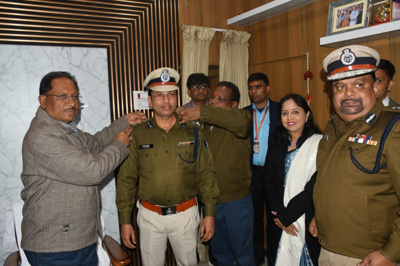 *मुख्यमंत्री ने एसपी शशिमोहन सिंह को एसएसपी के पद पर पदोन्नत होने पर पहनाया बैच एवं स्टार* 1 IMG 20250115 WA0002