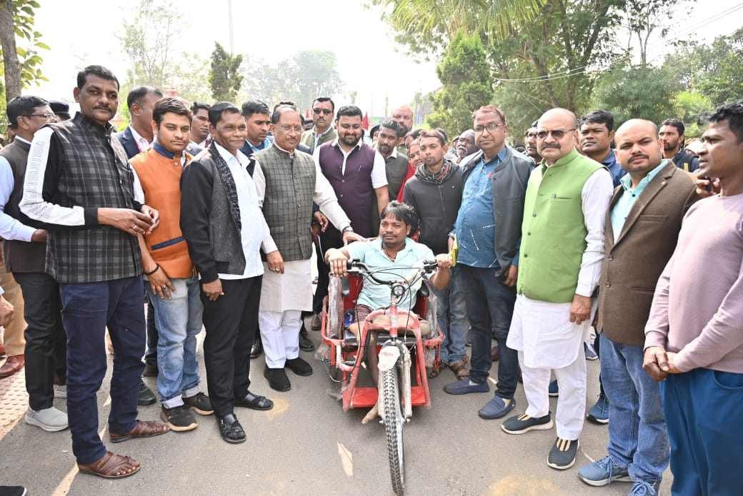 *मुख्यमंत्री विष्णुदेव साय से मिलने पहुंचे जतन साय एवं सुलेमान को मिली बैटरी चलित ट्राई साइकिल, मुख्यमंत्री से मिलकर उन्होंने बताई समस्या, तत्काल बैटरी चलित ट्राय सायकल मिलने से आई चेहरे में नई मुस्कान, खुशी जाहिर करते हुए मुख्यमंत्री श्री विष्णुदेव साय को दिया धन्यवाद* 1 IMG 20250115 WA0018
