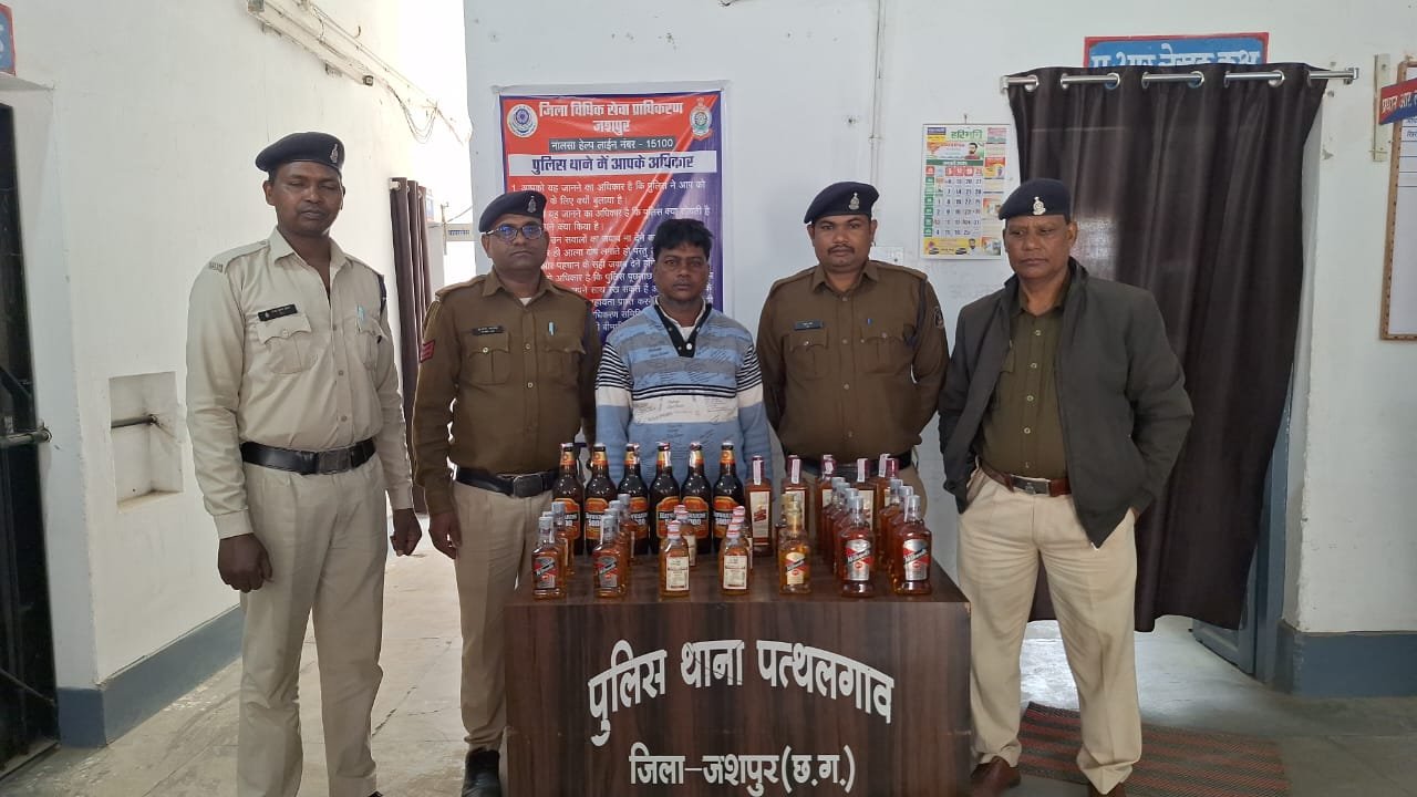 *Breaking jashpur:- डेली नीड्स की दुकान से शराब का जखीरा बरामद, बेचने की फिराक में था आरोपी, मुखबिर की सूचना पर पुलिस ने अंग्रेजी शराब को रेड कार्यवाही कर किया जप्त...* 1 IMG 20250117 WA0006