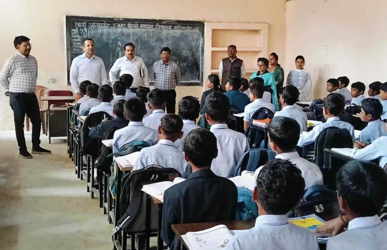 Big breaking:- दो शिक्षकों को नोटिस, दो निलंबित, गुणवत्ताहीन शिक्षा के मामले में कार्रवाई 1 1738335621 9a757a4947548c69be51