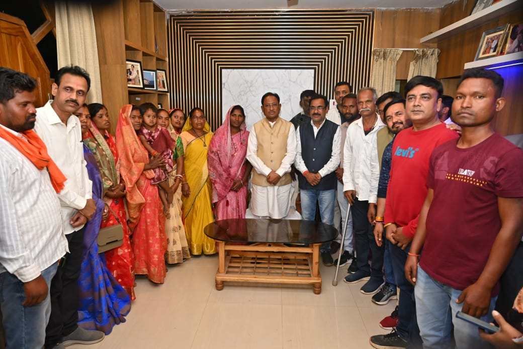 *शासन की योजनाओं का लाभ आम जनता को दिलाने में आपकी भूमिका महत्वपूर्ण: मुख्यमंत्री श्री साय, मुख्यमंत्री से नवनिर्वाचित जनपद सदस्यों ने की सौजन्य मुलाकात* 1 IMG 20250227 WA0015