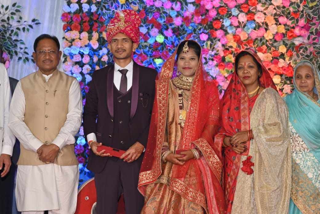 *मुख्यमंत्री विष्णुदेव साय ने अपने ममेरे भाई को नवजीवन की शुरुआत पर दिया आशीर्वाद, भाई धीरेन्द्र और बहू अहिल्या की शादी में शामिल होने मुख्यमंत्री पहुंचे कुनकुरी* 1 IMG 20250228 WA0021