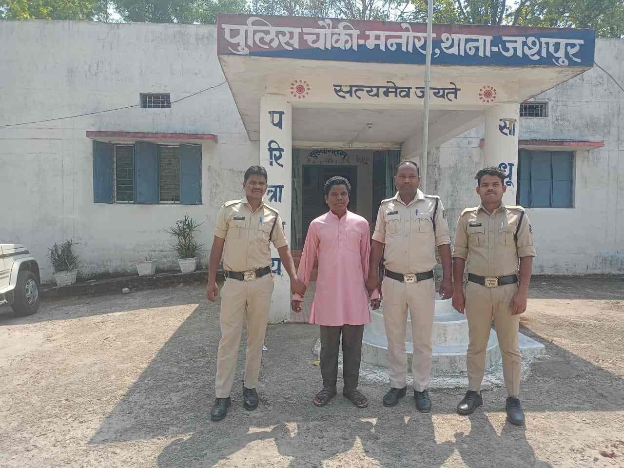 *breaking jashpur:- महिला से जबरदस्ती दुष्कर्म करना पड़ा महंगा, रिपोर्ट आने पर आरोपी जंगू राम नगेसिया को चंद घंटे में गिरफ्तार कर भेजा गया जेल...* 1 IMG 20250329 WA0013