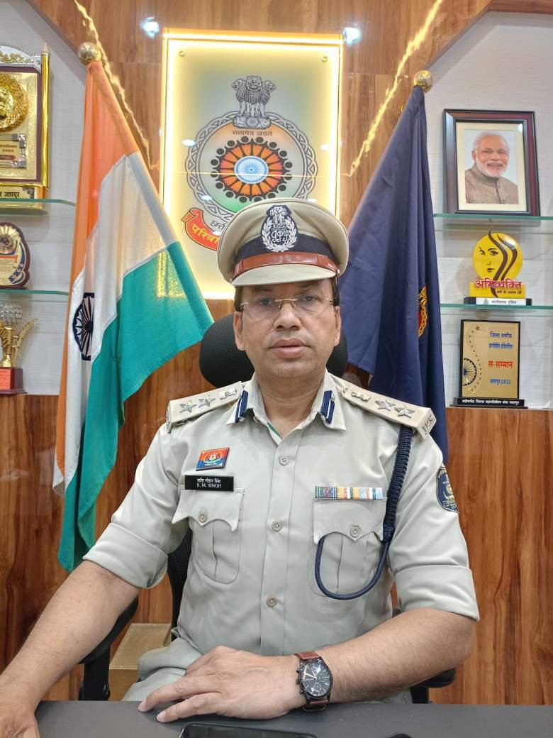 *पेशी के लिए न्यायालय गए दुष्कर्म के 2 आरोपी पुलिस कस्टडी से फरार, लापरवाही बरतने वाले दो आरक्षक को एसएसपी शशि मोहन सिंह ने किया निलंबितः कुनकुरी न्यायालय लाए गए थे दोनों आरोपी, आरक्षकों को धक्का देकर भागे...* 1 IMG 20250415 WA0010