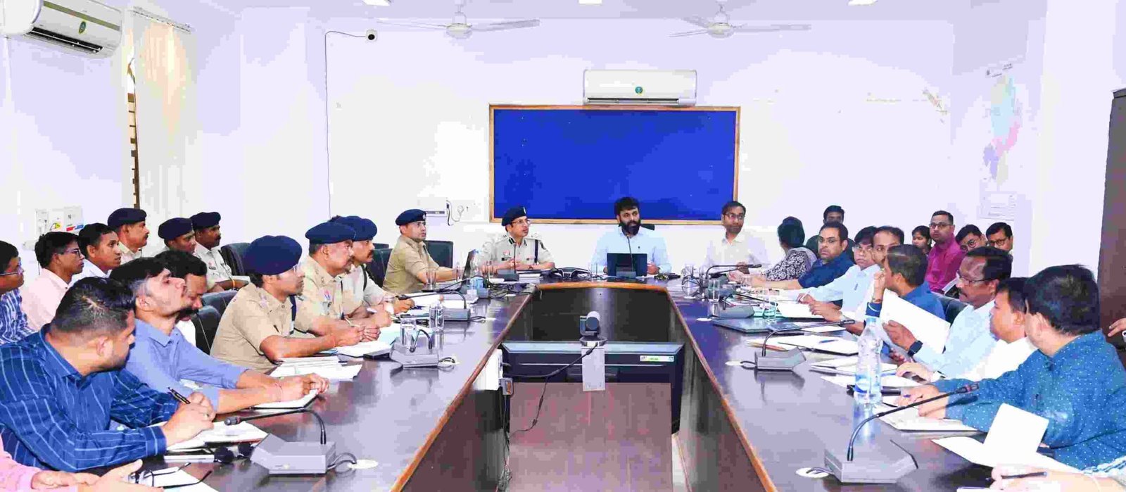 *स्कूलों के 'नो टोबैको' जोन में तम्बाकू उत्पाद विक्रय पर करें कार्रवाई - कलेक्टर, मेडिकल स्टोरों पर सीसीटीव्ही लगाना अनिवार्य, न लगाने पर होगी कार्रवाई, कलेक्टर एवं एसएसपी की अध्यक्षता में एनकॉर्ड बैठक का हुआ आयोजन* 1 IMG 20250422 WA0010 scaled