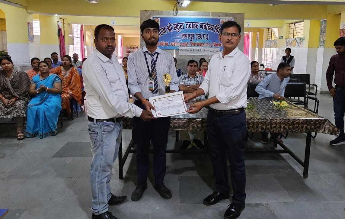 *जवाहर नवोदय विद्यालय कुनकुरी के छात्र विक्रांत वर्मा को मिला मानक अवार्ड, भारत सरकार के विज्ञान प्रौद्योगिकी विभाग के द्वारा नवाचारी विज्ञान प्रोजेक्ट के लिए दिया जाता है यह अवार्ड* 1 IMG 20250430 WA0011