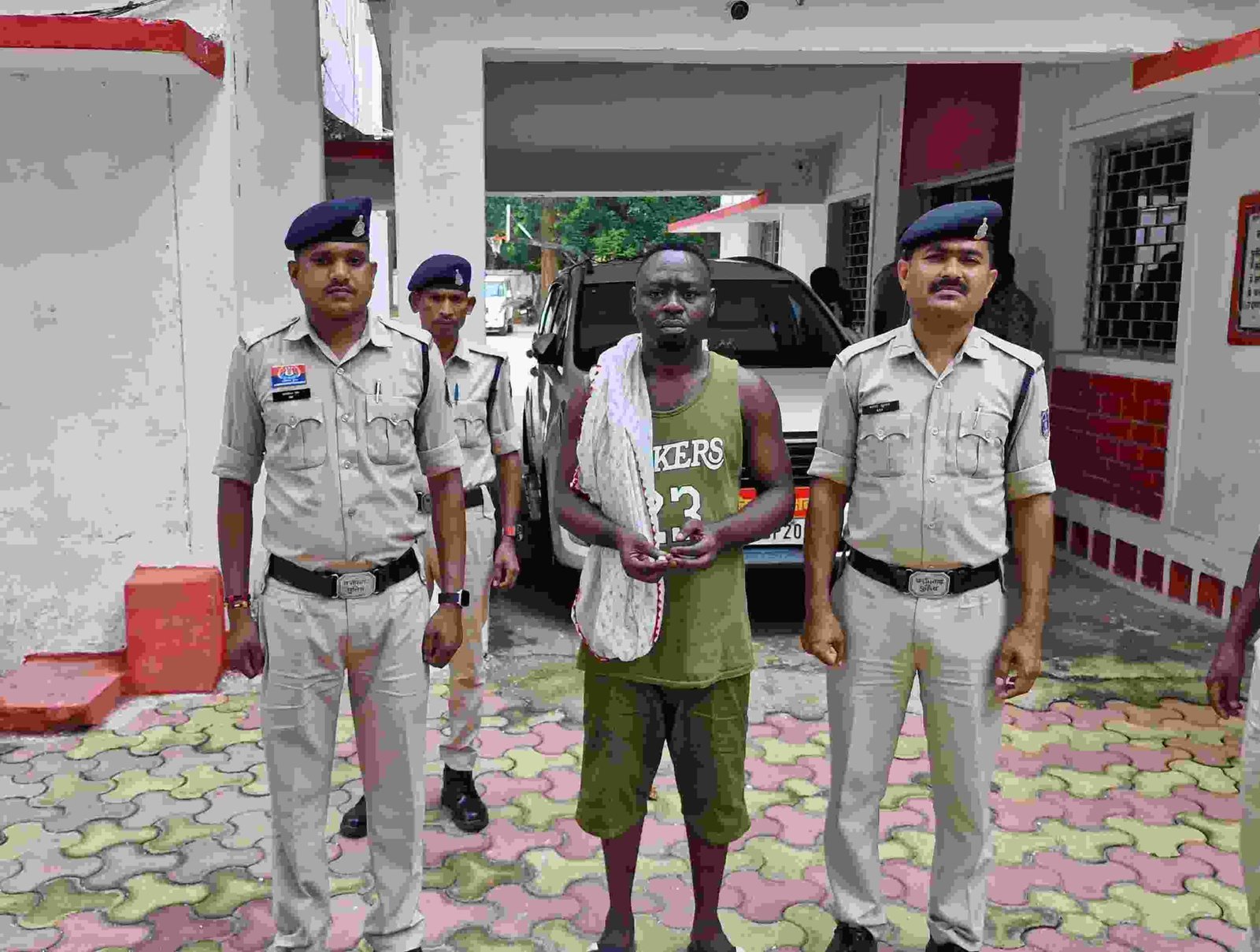 *big breaking jashpur:- बगैर वीजा, पासपोर्ट के शहर में घूम रहा नाइजीरिया मूल का व्यक्ति गिरफ्तार, पुलिस को नहीं दे सका पहचान संबंधी कोई दस्तावेज, आखिर क्या उद्देश्य था और कौन था उसके साथ, जानने के लिए पढ़ें...* 1 IMG 20250530 WA0009 scaled