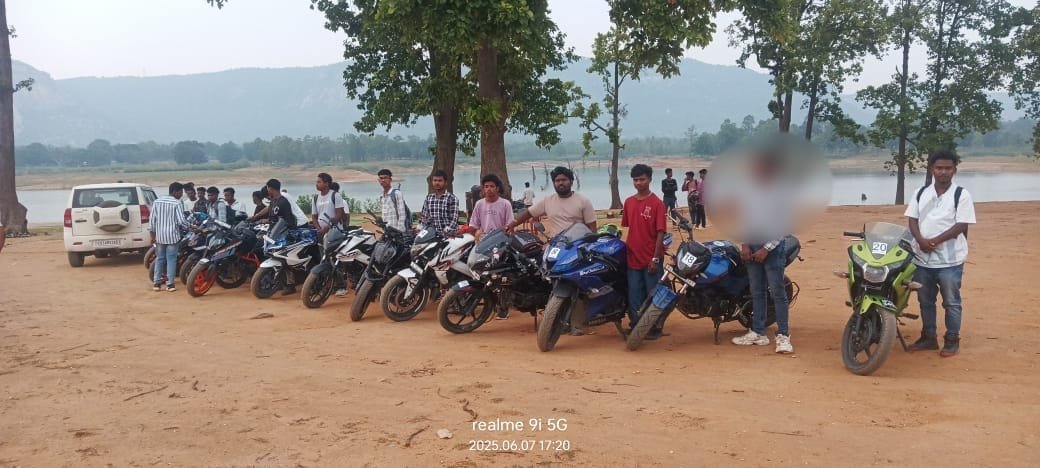 *"बाइकर्स ऑफ जशपुर" गैंग पर SSP शशि मोहन सिंह एवं टीम ने किया सर्जिकल स्ट्राईक,मयाली से लगे NH-43 हाईवे पर खतरनाक स्टंटबाजी कर रहे बाईकर्स गैंग के 17 सदस्यों के विरूद्ध एम.व्ही. एक्ट के तहत् कुल 37,000 /- की चालानी कार्यवाही की गई,* 1 IMG 20250608 WA0001