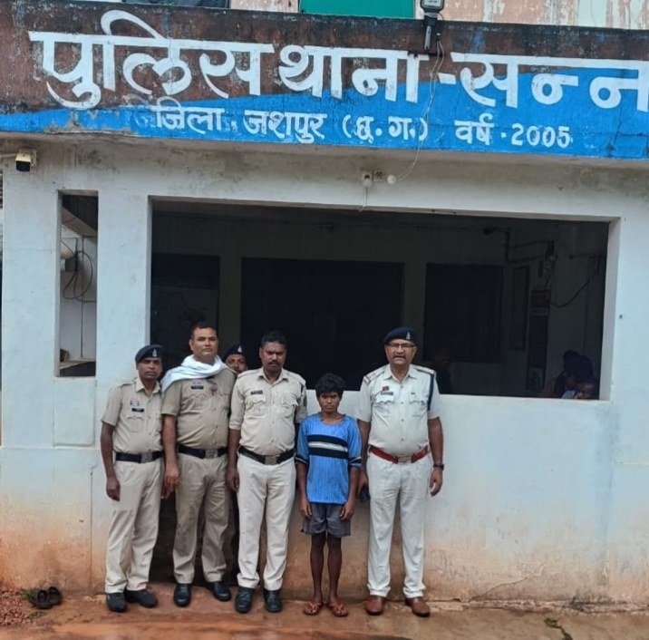 *breaking news:- जशपुर पुलिस ने सुलझाई अंधे कत्ल की गुत्थी, दो नाबालिक सहित एक 19 वर्षीय युवक को किया गिरफ्तार, 10 दिन पहले मिली थी, एक अज्ञात व्यक्ति की लाश....* 1 IMG 20250616 131652