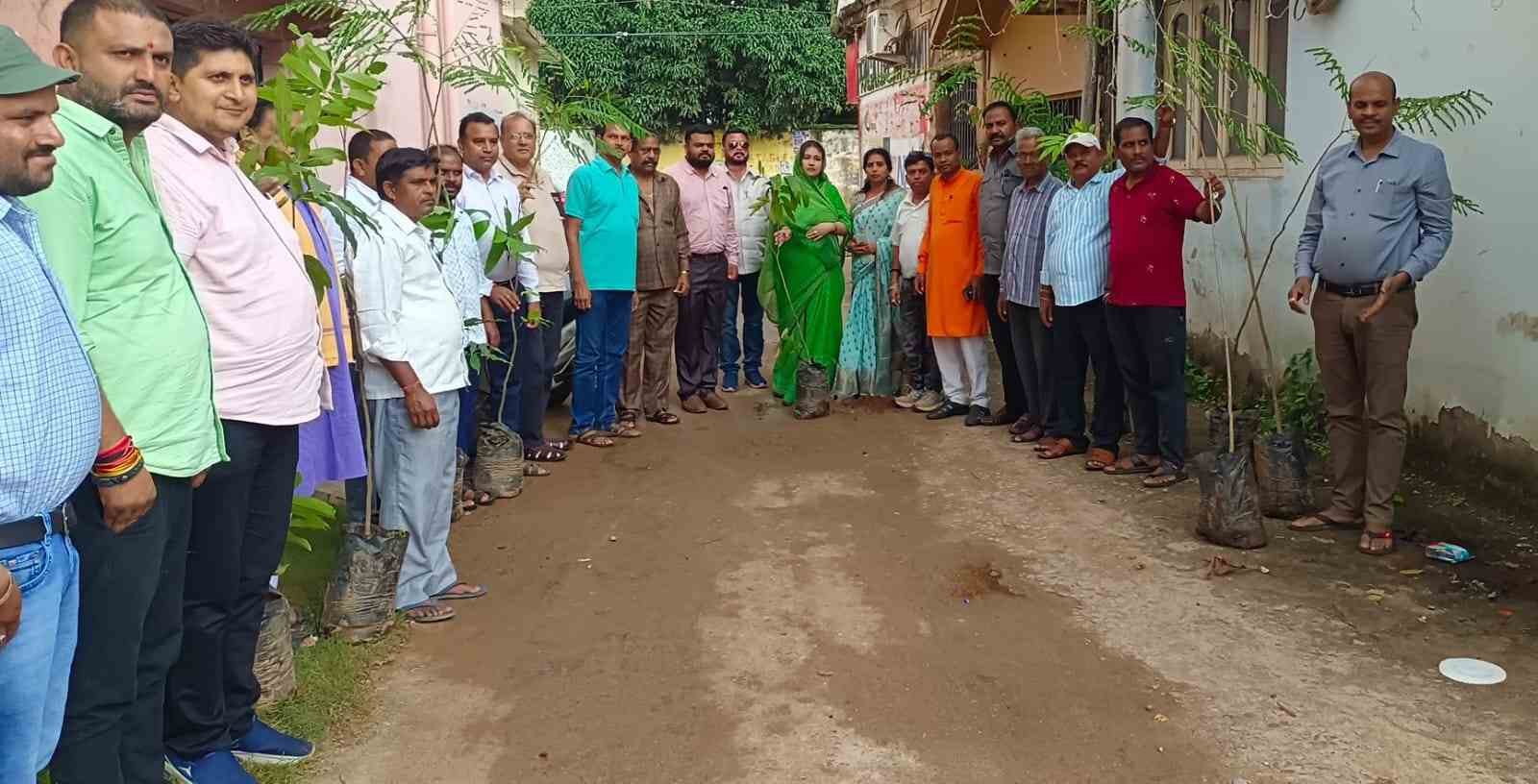 *पर्यावरण का संरक्षण हमारा सामूहिक उत्तरदायित्व: प्रियंवदा सिंह जूदेव समाज प्रमुखों को पौधा वितरण कर दिया पर्यावरण संरक्षण का संदेश* 1 IMG 20250703 WA0002