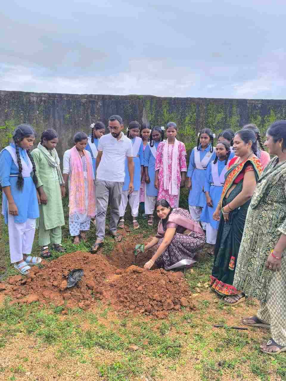 *गुरु पूर्णिमा के अवसर पर शासकीय उच्चतर माध्यमिक विद्यालय सरबकोंबो में किया गया वृक्षारोपण...* 1 IMG 20250710 WA0006