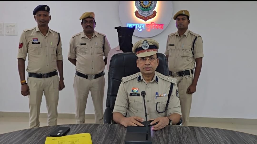 *big breaking jashpur:- ग्राहक सेवा केंद्र में हुए लूट व गोली कांड का मास्टरमाइंड रवि उरांव चढ़ा पुलिस के हत्थे...* 1 IMG 20250722 WA0006
