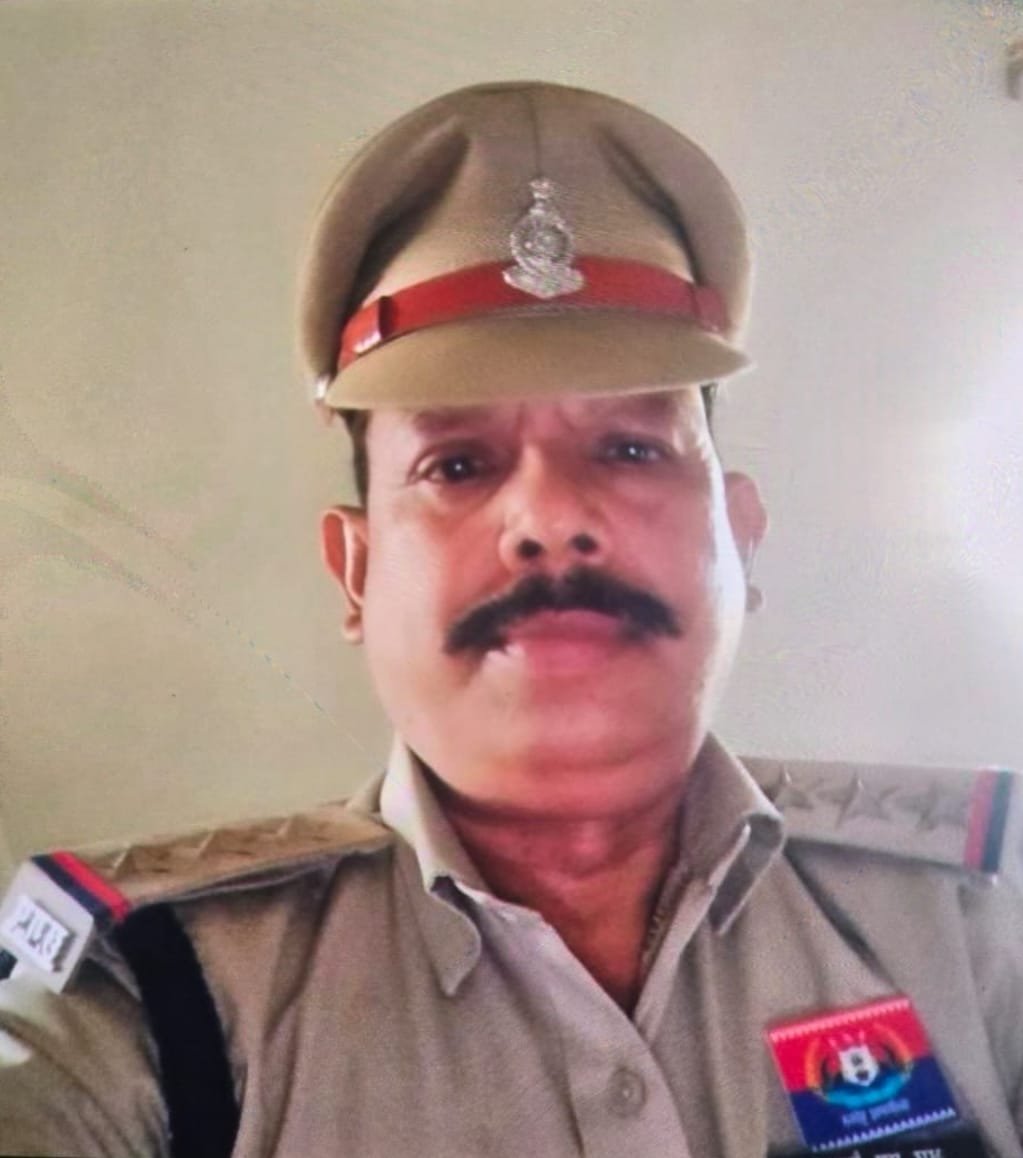 *Breaking jashpur:- थाना प्रभारी नारायणपुर निरीक्षक रामसाय पैंकरा की बिजली करेंट की चपेट में आने से हुई मौत, जशपुर पुलिस में शोक की लहर...* 1 IMG 20250727 WA0007