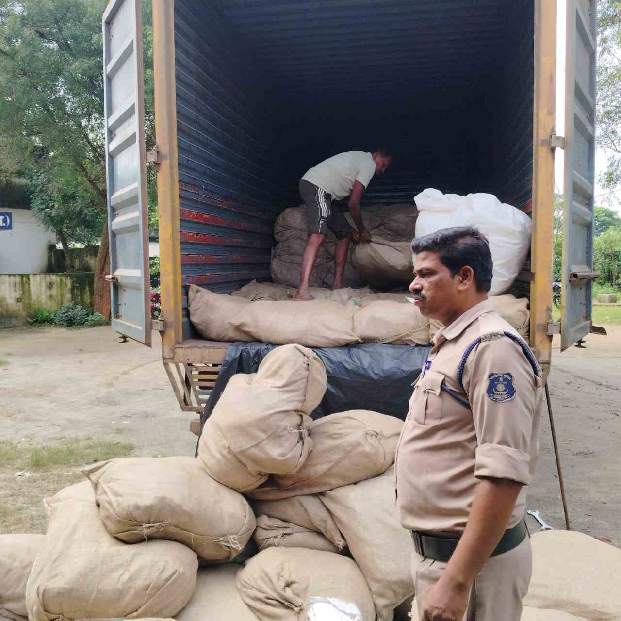 *big breaking:- जशपुर पुलिस के प्रतिवेदन पर, जी .एस. टी. विभाग ने भरवाया , अवैध रूप से तम्बाकू गुटखा परिवहन करने वाले ट्रक मालिक को 29 लाख 96 हजार 480 रु का जुर्माना* 1 IMG 20250831 WA0001