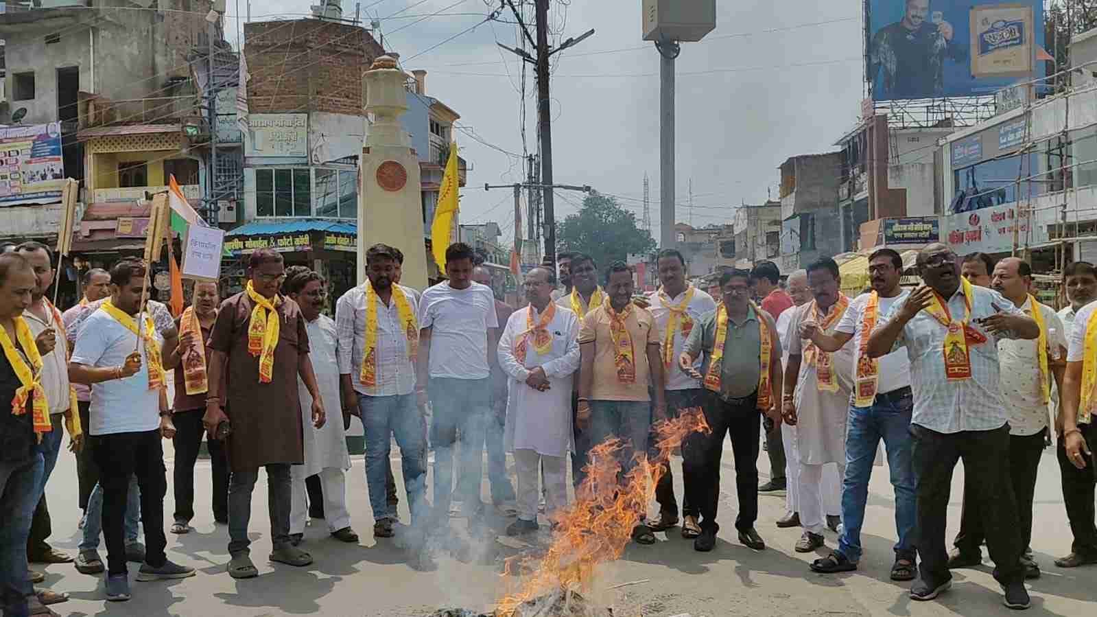 *कुनकुरी के कांग्रेसी नगर पंचायत अध्यक्ष विनयशील के खिलाफ अग्रवाल समाज का फूटा गुस्सा, पुतला दहन कर एफआईआर दर्ज करने की मांग...* 1 IMG 20250911 WA0009